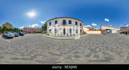 Visualizzazione panoramica a 360 gradi di GRODNO, Bielorussia - Agosto 14, 2017: 360 panorama vista in old town street cortile esterno in giornata soleggiata, 360 da 180 gradi angolo nel panorama equ