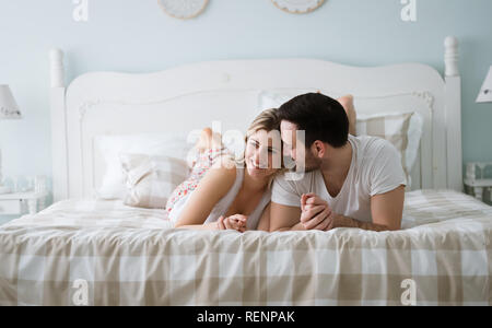 Ritratto di giovane coppia amorevole in camera da letto Foto Stock