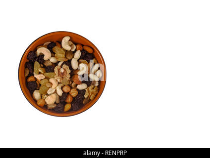 Miscela di frutta a guscio e frutta secca su un isolato sfondo bianco. vista dall'alto. Foto Stock