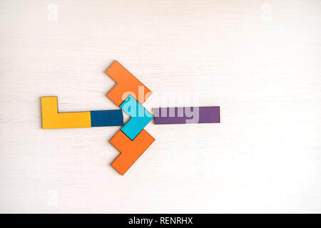 Piano realizzato da tangram puzzle sulla tavola. Foto Stock