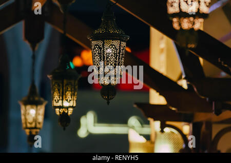 Arab Street lanterne illuminano nella notte città di Dubai negli Emirati Arabi Uniti Foto Stock