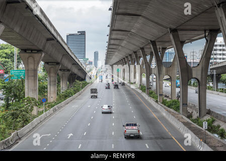 Bangkok, Tailandia - 30 Luglio 2018: Bang na - Trat Road (Autostrada Nazionale percorso 34) con colonne di cemento di una strada a pedaggio (sulla destra). Foto Stock