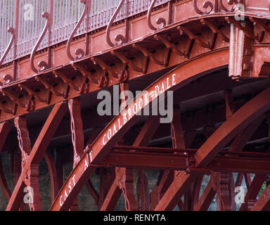 Il sole d'inverno mette in risalto il colore rosso del ponte di ferro sul fiume Severn di Ironbridge, Shropshire, Inghilterra, Regno Unito Foto Stock