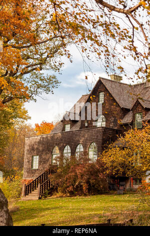 Questa mistica casa, circondato dai colori dell'autunno, si trova su uno dei Stockholms molte isole. Foto Stock