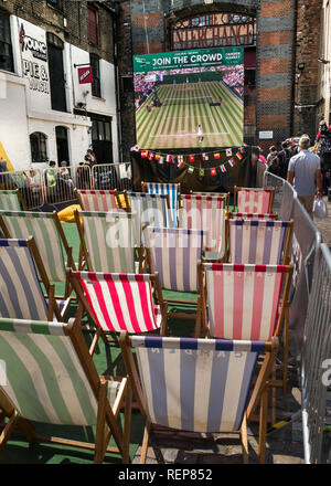 Il mercato di Camden wimbledon sedie a sdraio e grande schermo Foto Stock