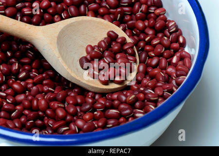 Getrocknete Azuki-Bohnen in Schale mit Kochloeffel, Vigna angularis Foto Stock