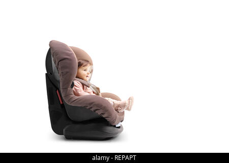 Baby girl strapped in un sedile di automobile isolato su sfondo bianco Foto Stock