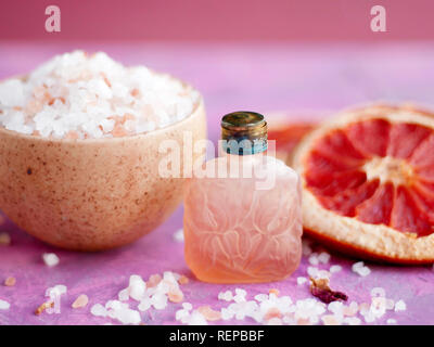 Salute e bellezza dettaglio immagine di nutrire il sale di mare e pompelmo rosa fragranza Foto Stock