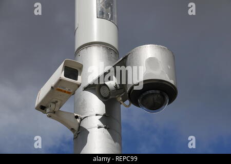 CCTV in parte anteriore del cielo nuvoloso, Glasgow, Scozia, Gran Bretagna Foto Stock