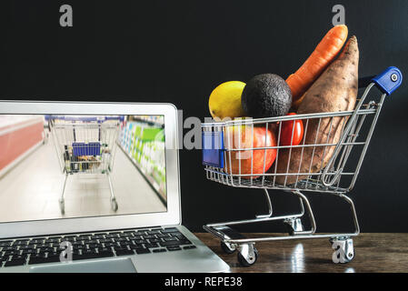 Acquisto di cibo sul concetto di internet Foto Stock