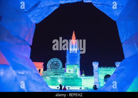 Harbin, Cina. Il 22 gennaio, 2019. Varie sculture di neve e ghiaccio può essere visto a Harbin ed al Mondo del Ghiaccio e della neve Park di Harbin, a nord-est della Cina di Heilongjiang provincia. Credito: Sipa Asia/Pacific Press/Alamy Live News Foto Stock