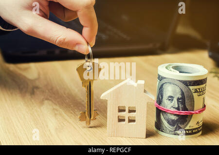 Agente immobiliare contiene le chiavi di casa. Agente immobiliare Acquisto e vendita di una casa, un appartamento. Home. Abitazioni a prezzi accessibili. Gli investimenti in costruzioni. Pianificazione di un n Foto Stock