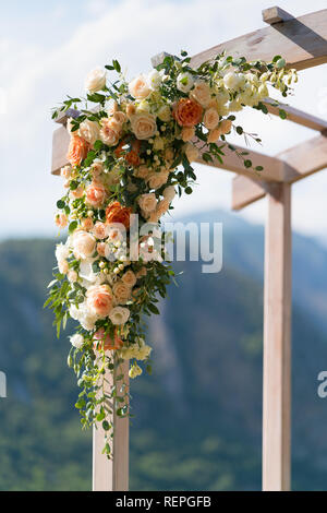 Bellissimo matrimonio in legno arch decorato con fiori Foto Stock