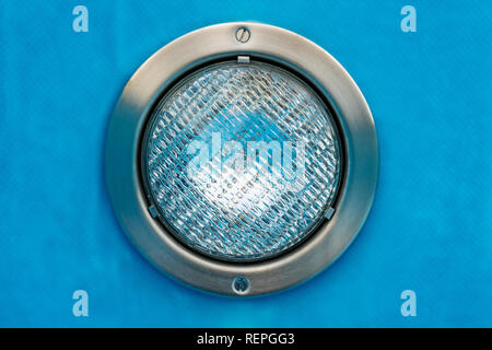 In prossimità di una luce di piscina in un vuoto di piscina Foto Stock