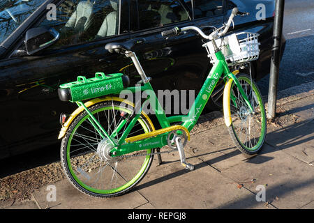 Una batteria-assisted calce noleggio biciclette su una strada di Londra. Foto Data: martedì, 22 gennaio 2019. Foto: Roger Garfield/Alamy Foto Stock