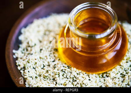 Olio di canapa con semi di canapa, CBD olio estratto dalla pianta della canapa, terapeutic puro olio medicinale Foto Stock