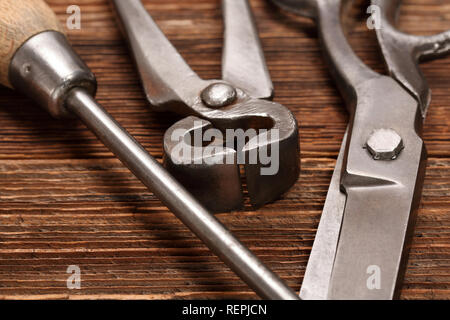 Vintage vecchi utensili a mano su legno immagine di sfondo per la progettazione Foto Stock