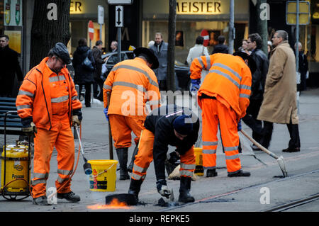 Una squadra di operai di manutenzione riparazione di linee del tram a Zurigo la principale via dello shopping Bahnhofstrasse, Svizzera Foto Stock