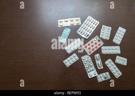 Il confezionamento di compresse e pillole sul tavolo. La prescrizione di farmaci per il trattamento di medicine. Medicamento farmaceutico, cura nel contenitore per la salute. Anti Foto Stock