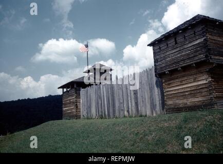 Vista esterna del Fort Delaware staccionata in legno sulla patch di pisello isola nel fiume Delaware, utilizzati dall'Unione europea come una prigione, 1965. () Foto Stock