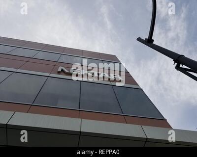 A basso angolo di visione di un logo su una facciata presso la sede di Nektar Therapeutics, una società biofarmaceutica si trova sulla terza strada, nella baia di missione del Distretto di San Francisco, California, 29 ottobre 2018. () Foto Stock