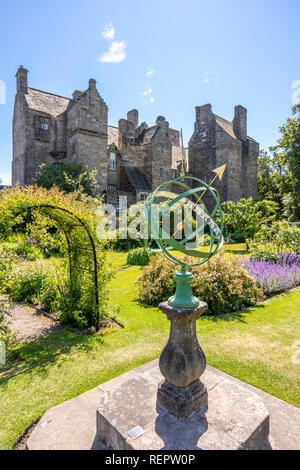La sfera armillare meridiana di giardini in estate presso il castello di Kellie, Fife, Scozia UK Foto Stock