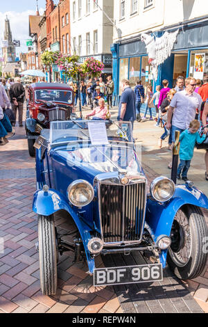 Un 1936 MG TA auto sportiva sul display in Westgate Street durante il Gloucester va retrò Festival nel mese di agosto 2018, Gloucester, GLOUCESTERSHIRE REGNO UNITO Foto Stock