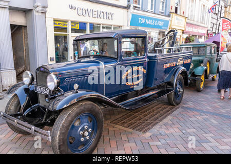 Harry Bucklands old Ford guasto e trainare il carrello sul display in Westgate Street durante il Gloucester va retrò Festival nel mese di agosto 2018, Gloucester Regno Unito Foto Stock