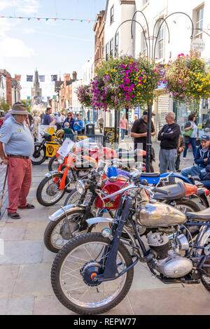 Il cotone motocicli sul display in Northgate Street durante il Gloucester va retrò Festival nel mese di agosto 2018, Gloucester, GLOUCESTERSHIRE REGNO UNITO Foto Stock