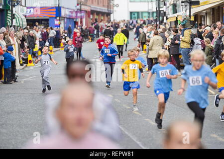 Houghton Dash - i bambini di strada della gara di corsa con grande folla prima di Houghton festa sfilata di Carnevale 2018, Foto Stock