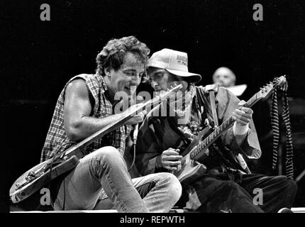 Bruce Springsteen e Nils Lofgren effettuando al Cotton Bowl di Dallas TX USA 1985 foto di bill belknap Foto Stock