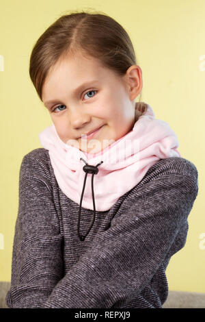 Bella ragazza in un cappello a forma di coniglio Foto Stock