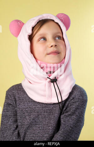 Bella ragazza in un cappello a forma di pecora Foto Stock