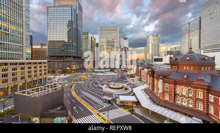 Tokyo, Giappone skyline oltre la stazione di Tokyo al tramonto. Foto Stock