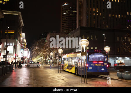 Denver, Colorado - Dicembre 27, 2018: Freemall ride al sedicesimo mall street di notte a Denver in Colorado Foto Stock