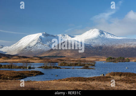 Il Monte Nero gamma in inverno dal Lochan na h-Achlaise, Rannoch Moor, Scozia Foto Stock