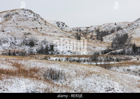 Winter landscape of snowy badlands and hills in Theodore Roosevelt National Park's South Unit, North Dakota, USA Foto Stock