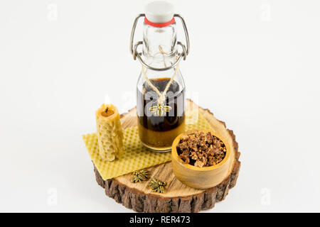 La propoli o bee colla è una miscela resinosa che il miele api producono mescolando la saliva e cera d'api con essudato raccolto da albero boccioli, flussi di SAP. Foto Stock