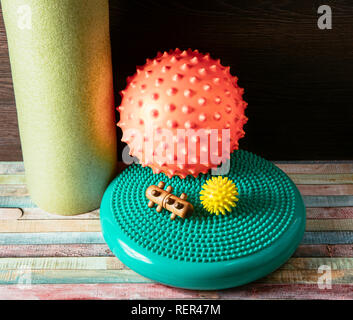 Massaggi te stesso, la composizione dei diversi strumenti isolati su bianco. Auto-tessuto profondo concetto di massaggio. Sfera pungenti, schiuma rullo, rullo di legno, metà balan Foto Stock