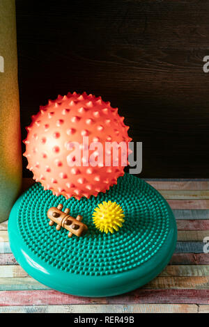 Massaggi te stesso, la composizione dei diversi strumenti isolati su bianco. Auto-tessuto profondo concetto di massaggio. Sfera pungenti, schiuma rullo, rullo di legno, metà balan Foto Stock