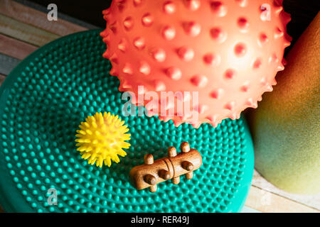 Massaggi te stesso, la composizione dei diversi strumenti isolati su bianco. Auto-tessuto profondo concetto di massaggio. Sfera pungenti, schiuma rullo, rullo di legno, metà balan Foto Stock