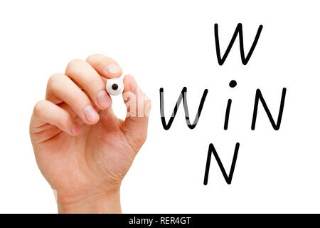 La scrittura a mano win win situation crossword concetto con pennarello nero su trasparente wipe board isolato su bianco. Foto Stock