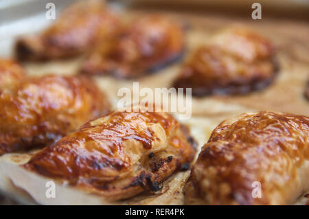 Un close-up di pane appena sfornato, gnocchi con un molto appetitoso aspetto Foto Stock