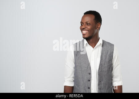 Ritratto di un felice americano africano giovane impreditore guardando a sinistra Foto Stock