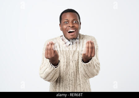L'uomo africano che mostra italian gesture che significa quello che vuoi su sfondo bianco. Foto Stock