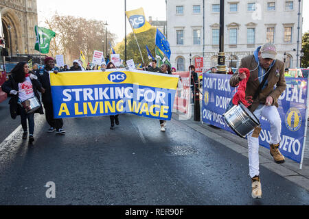 Londra, Regno Unito. Il 22 gennaio, 2019. Gli addetti alla reception, guardie di sicurezza e detergenti presso il Ministero della Giustizia (MoJ) rappresentata dal Regno voci del mondo (UVW) e il personale di supporto presso il Dipartimento per gli affari, strategia energetica e industriale (BEIS) rappresentata dai servizi pubblici e commerciali (PC) unione marzo attorno a Westminster dopo l inizio di un coordinato di sciopero per il vivere a Londra salario di £ 10,55 per ora e parità di retribuzione della malattia e di congedo annuale Indennità con i funzionari. Credito: Mark Kerrison/Alamy Live News Foto Stock