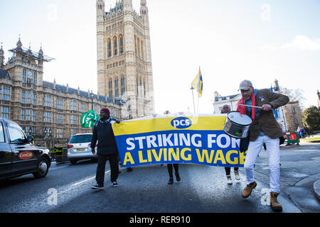 Londra, Regno Unito. Il 22 gennaio, 2019. Gli addetti alla reception, guardie di sicurezza e detergenti presso il Ministero della Giustizia (MoJ) rappresentata dal Regno voci del mondo (UVW) e il personale di supporto presso il Dipartimento per gli affari, strategia energetica e industriale (BEIS) rappresentata dai servizi pubblici e commerciali (PC) unione marzo attorno a Westminster dopo l inizio di un coordinato di sciopero per il vivere a Londra salario di £ 10,55 per ora e parità di retribuzione della malattia e di congedo annuale Indennità con i funzionari. Credito: Mark Kerrison/Alamy Live News Foto Stock