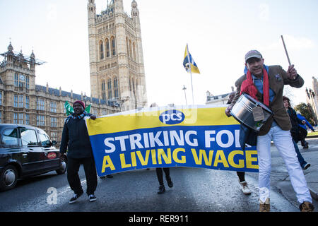 Londra, Regno Unito. Il 22 gennaio, 2019. Gli addetti alla reception, guardie di sicurezza e detergenti presso il Ministero della Giustizia (MoJ) rappresentata dal Regno voci del mondo (UVW) e il personale di supporto presso il Dipartimento per gli affari, strategia energetica e industriale (BEIS) rappresentata dai servizi pubblici e commerciali (PC) unione marzo attorno a Westminster dopo l inizio di un coordinato di sciopero per il vivere a Londra salario di £ 10,55 per ora e parità di retribuzione della malattia e di congedo annuale Indennità con i funzionari. Credito: Mark Kerrison/Alamy Live News Foto Stock