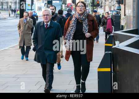 Londra, Regno Unito. Il 22 gennaio, 2019. Cancelliere ombra John McDonnell e il ministro ombra per il business, strategia energetica e industriale (BEIS) Laura Pidcock dimostrare solidarietà per il personale di supporto al BEIS rappresentata dai servizi pubblici e commerciali (PC) europea sulla linea di picchetto dopo inizio uno sciopero per il vivere a Londra salario di £ 10,55 per ora e parità di retribuzione della malattia e di congedo annuale Indennità con i funzionari. Lo sciopero è coordinato con gli addetti alla reception e il personale addetto alla sicurezza e detergenti presso il Ministero della Giustizia (MoJ) rappresentato dal Regno voci del mondo (UVW) sindacato. Foto Stock