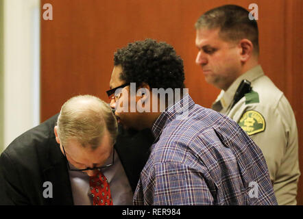 Davenport, Iowa, USA. 15 gennaio, 2019. Deondra Thomas, al centro dei colloqui per la sua difesa avvocato Dusthimer Jack durante gli argomenti di chiusura Martedì in Scott County Court. Thomas, 37, di Davenport, imputato di omicidio di primo grado e e il possesso di un arma da fuoco in fatalmente riprese di 46-anno-vecchio Jason Roberts ha inizio il 9 Giugno al di fuori del centro cittadino di Davenport sports bar. Credito: Kevin E. Schmidt/Quad-City volte/ZUMA filo/Alamy Live News Foto Stock